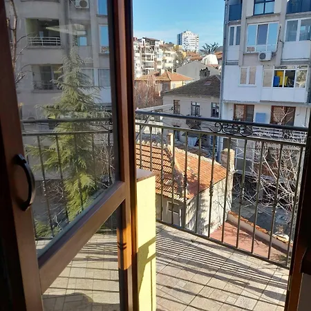 Apartment 007 с градинка *