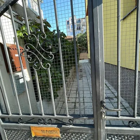 Apartment 007 с градинка