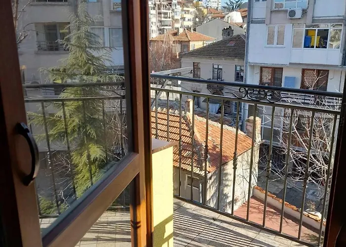 Apartment 007 с градинка *