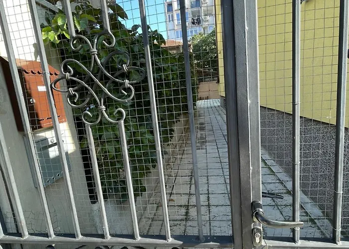 Apartment 007 с градинка